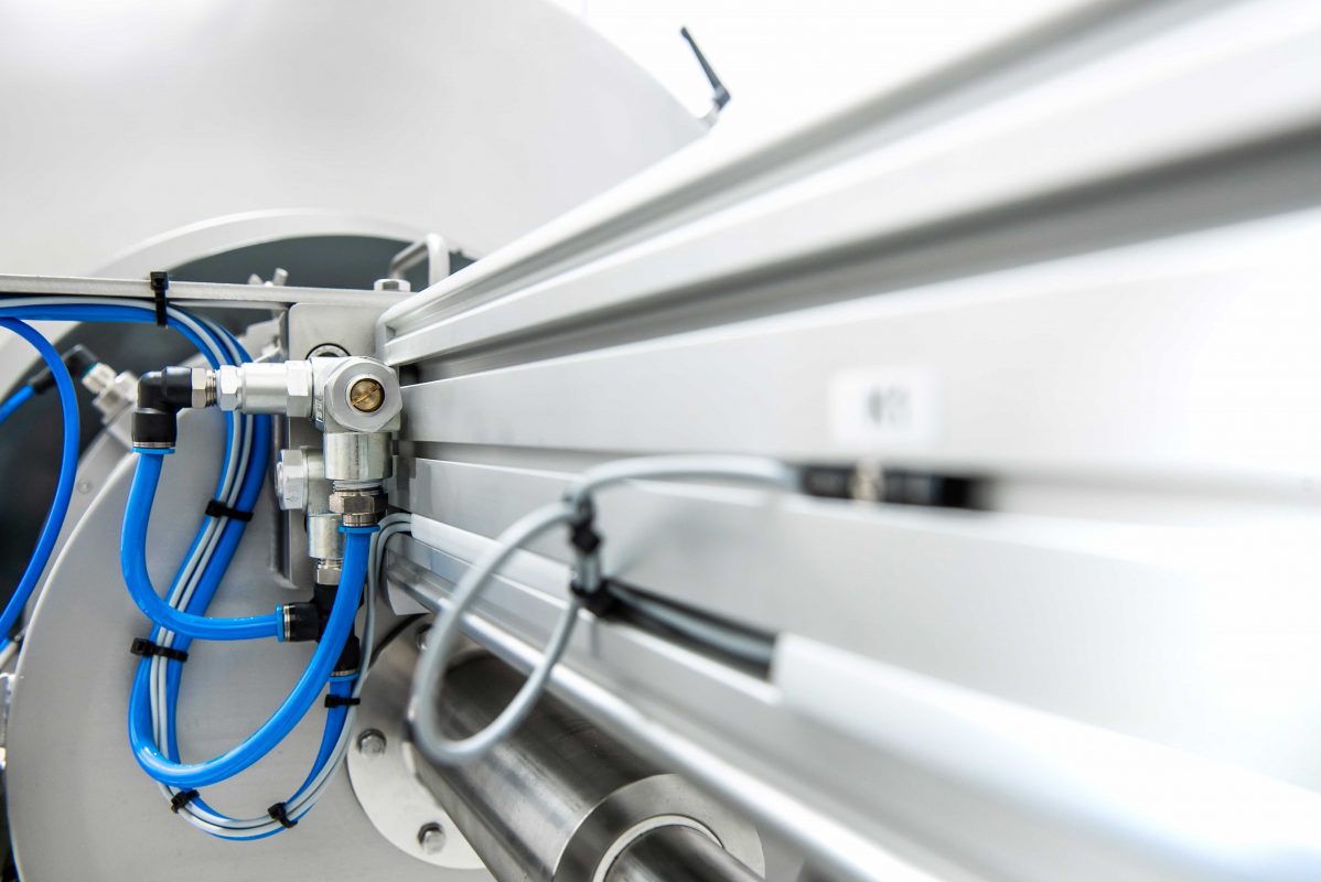 Outlet of Lindor mixer with pneumatic cylinder
